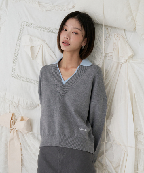 VLETI(ブレッティ)の「コントラストカラーVネック刺繍レイヤードニット(グレー)(ニット/セーター・レディース・アッシュグレー・FREE)」の1枚目の写真