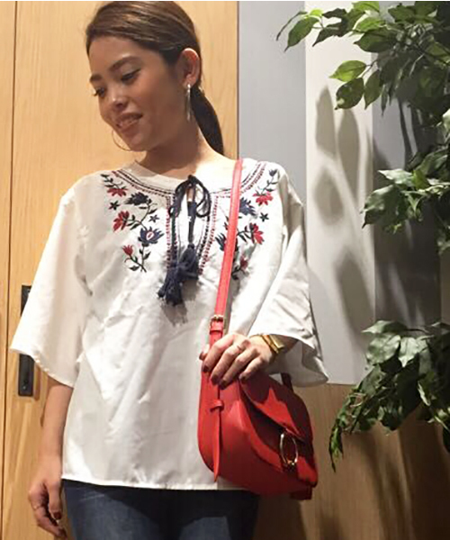 VENCEEXCHANGE（ヴァンスエクスチェンジ）の「刺繍フレア袖ブラウス         （シャツ/ブラウス・レディース・スカイブルー/レッド・MEDIUM）」の2枚目の写真