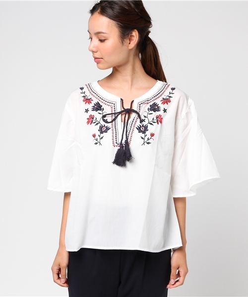 VENCEEXCHANGE（ヴァンスエクスチェンジ）の「刺繍フレア袖ブラウス         （シャツ/ブラウス・レディース・スカイブルー/レッド・MEDIUM）」の3枚目の写真