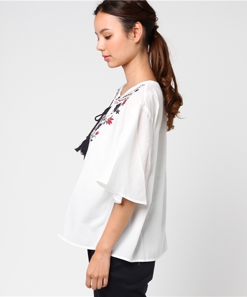 VENCEEXCHANGE（ヴァンスエクスチェンジ）の「刺繍フレア袖ブラウス         （シャツ/ブラウス・レディース・スカイブルー/レッド・MEDIUM）」の4枚目の写真