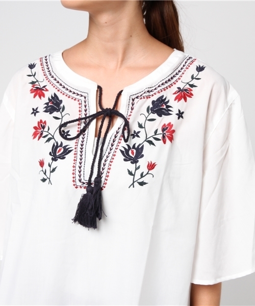 VENCEEXCHANGE（ヴァンスエクスチェンジ）の「刺繍フレア袖ブラウス         （シャツ/ブラウス・レディース・スカイブルー/レッド・MEDIUM）」の6枚目の写真