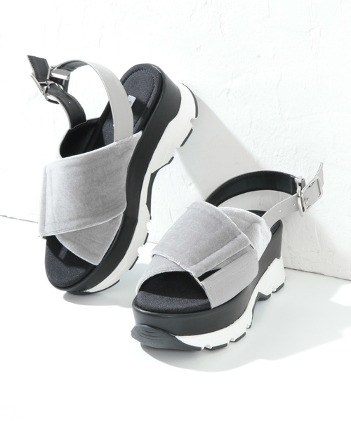 titivate（ティティベイト）の「ｸﾛｽﾍﾞﾙﾄｽﾆｰｶｰｻﾝﾀﾞﾙ（サンダル・レディース・ブラック/グレー・S/M/L/LL）」の2枚目の写真