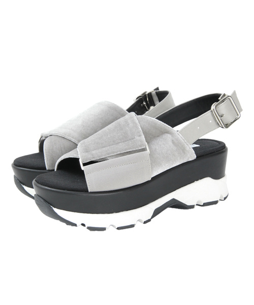 titivate（ティティベイト）の「ｸﾛｽﾍﾞﾙﾄｽﾆｰｶｰｻﾝﾀﾞﾙ（サンダル・レディース・ブラック/グレー・S/M/L/LL）」の3枚目の写真