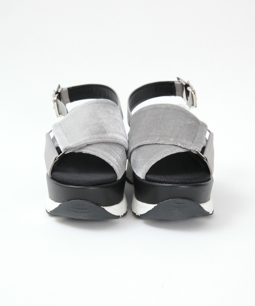 titivate（ティティベイト）の「ｸﾛｽﾍﾞﾙﾄｽﾆｰｶｰｻﾝﾀﾞﾙ（サンダル・レディース・ブラック/グレー・S/M/L/LL）」の8枚目の写真