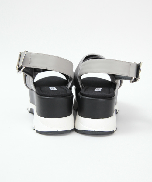 titivate（ティティベイト）の「ｸﾛｽﾍﾞﾙﾄｽﾆｰｶｰｻﾝﾀﾞﾙ（サンダル・レディース・ブラック/グレー・S/M/L/LL）」の9枚目の写真