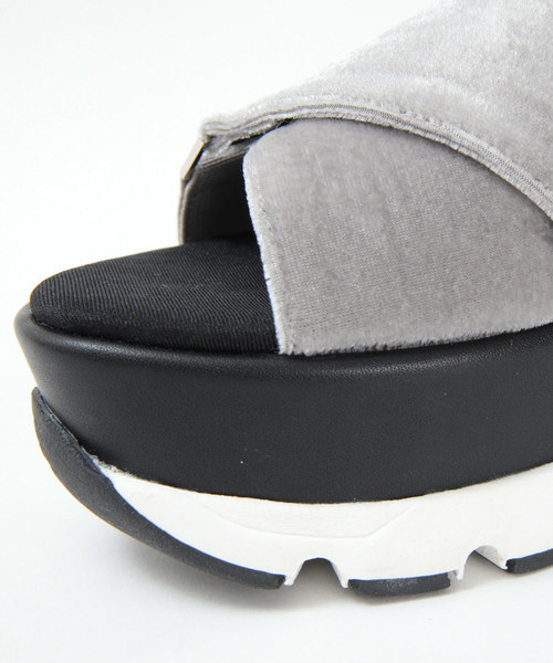 titivate（ティティベイト）の「ｸﾛｽﾍﾞﾙﾄｽﾆｰｶｰｻﾝﾀﾞﾙ（サンダル・レディース・ブラック/グレー・S/M/L/LL）」の15枚目の写真