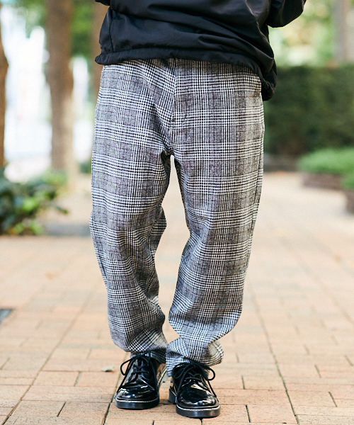 kutir(クティール)の「チェックワイドテーパードパンツ(その他パンツ・メンズ・グレー系その他/ブラウン系その他/ベージュ系その他/ブルー系その他/グレー系その他2/グレー系その他3/グレー系その他4・SMALL/MEDIUM/LARGE)」の2枚目の写真