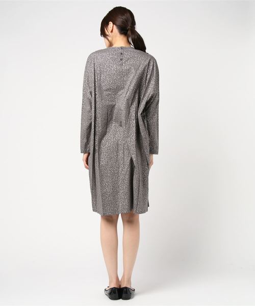 mizuiroind（ミズイロインド）の「箔プリントピンタックワイドワンピース（チュニック・レディース・グレー/オフホワイト・FREE）」の3枚目の写真