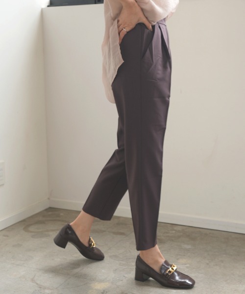 Futier land（フューティアランド）の「美脚シルエットテーパードパンツ（スラックス・レディース・ホワイト/ブラック/ベージュ/マスタード/モカ/ブルーグレー/サンドベージュ/ダークブラウン/ブラウン/レッドパープル/グレイッシュベージュ/ミント/イエロー/グリーン/キャメル/ネイビー・MEDIUM/LARGE/XX-LARGE/X-LARGE/SMALL）」の6枚目の写真