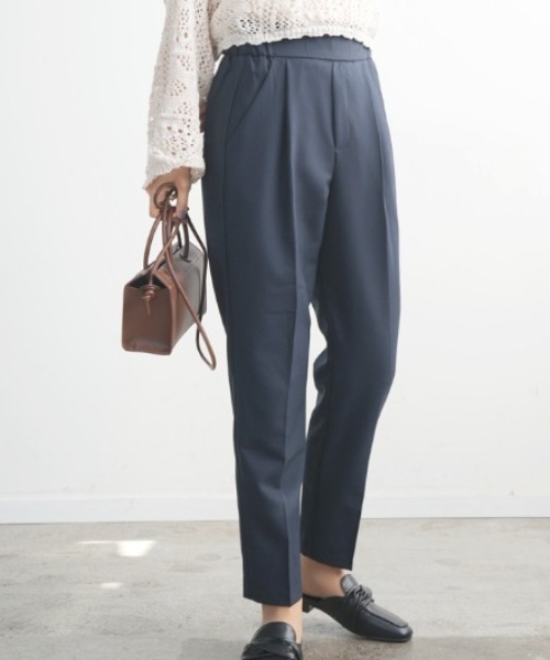 Futier land（フューティアランド）の「美脚シルエットテーパードパンツ（スラックス・レディース・ホワイト/ブラック/ベージュ/マスタード/モカ/ブルーグレー/サンドベージュ/ダークブラウン/ブラウン/レッドパープル/グレイッシュベージュ/ミント/イエロー/グリーン/キャメル/ネイビー・MEDIUM/LARGE/XX-LARGE/X-LARGE/SMALL）」の2枚目の写真