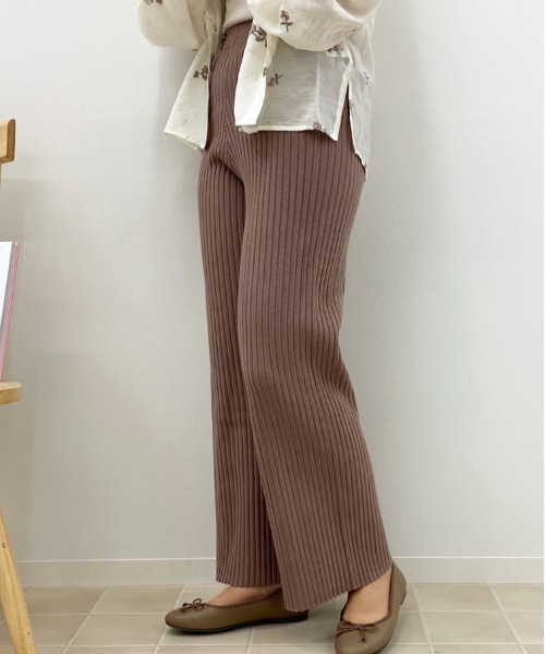 apres jour(アプレジュール)の「ニットリブイージーパンツ【ZOZOTOWN限定アイテム】(その他パンツ・レディース・モカ/アイボリー/ダークブラウン/スモークピンク/ライトベージュ・MEDIUM/SMALL)」の4枚目の写真