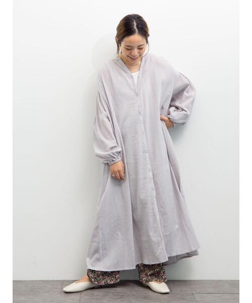 earth music&ecology（アースミュージックアンドエコロジー）の「【WEB限定】Vネックロングシャツワンピース ＊（ワンピース・レディース・チャコールグレー/ライトグレー/オフホワイト/ライトグリーン系2・FREE）」の17枚目の写真