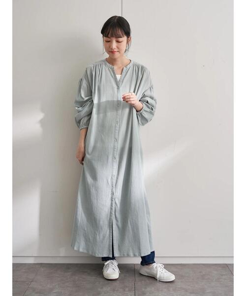 earth music&ecology（アースミュージックアンドエコロジー）の「【WEB限定】Vネックロングシャツワンピース ＊（ワンピース・レディース・チャコールグレー/ライトグレー/オフホワイト/ライトグリーン系2・FREE）」の20枚目の写真