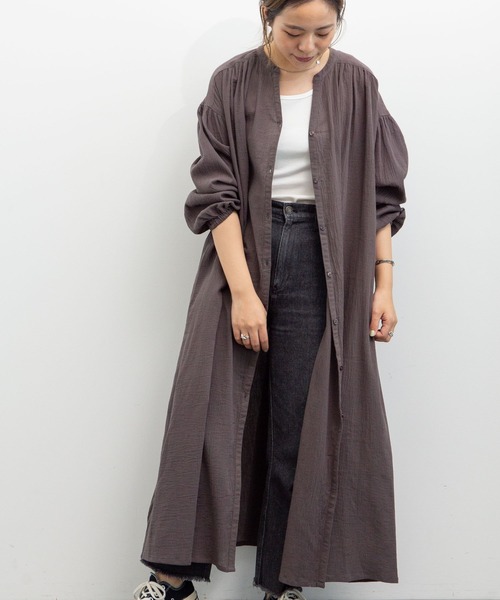 earth music&ecology（アースミュージックアンドエコロジー）の「【WEB限定】Vネックロングシャツワンピース ＊（ワンピース・レディース・チャコールグレー/ライトグレー/オフホワイト/ライトグリーン系2・FREE）」の3枚目の写真