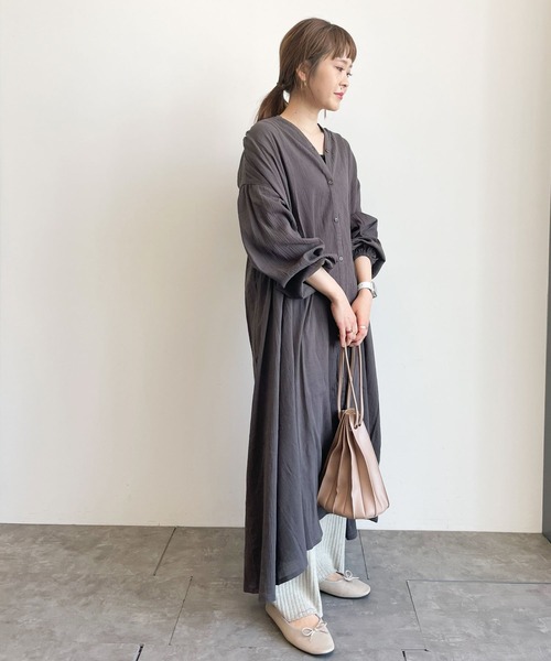 earth music&ecology（アースミュージックアンドエコロジー）の「【WEB限定】Vネックロングシャツワンピース ＊（ワンピース・レディース・チャコールグレー/ライトグレー/オフホワイト/ライトグリーン系2・FREE）」の14枚目の写真