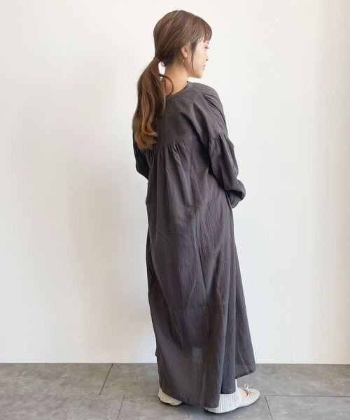 earth music&ecology（アースミュージックアンドエコロジー）の「【WEB限定】Vネックロングシャツワンピース ＊（ワンピース・レディース・チャコールグレー/ライトグレー/オフホワイト/ライトグリーン系2・FREE）」の13枚目の写真