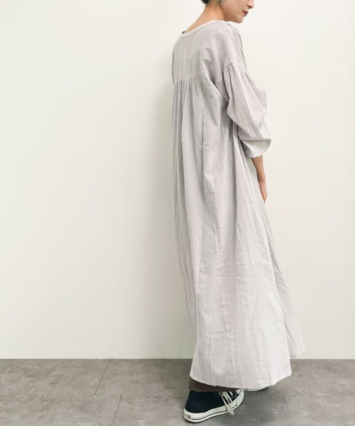 earth music&ecology（アースミュージックアンドエコロジー）の「【WEB限定】Vネックロングシャツワンピース ＊（ワンピース・レディース・チャコールグレー/ライトグレー/オフホワイト/ライトグリーン系2・FREE）」の11枚目の写真