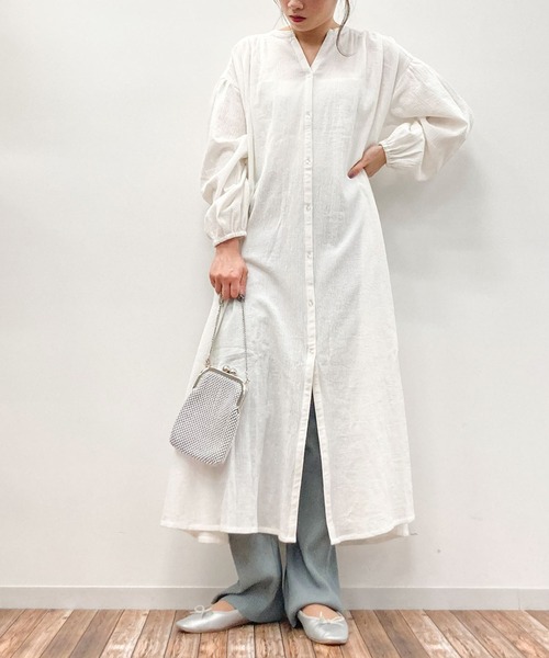 earth music&ecology（アースミュージックアンドエコロジー）の「【WEB限定】Vネックロングシャツワンピース ＊（ワンピース・レディース・チャコールグレー/ライトグレー/オフホワイト/ライトグリーン系2・FREE）」の15枚目の写真