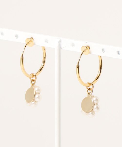 flower(フラワー)の「パールフラワーイヤリング(イヤリング・レディース・ゴールド・FREE)」の2枚目の写真