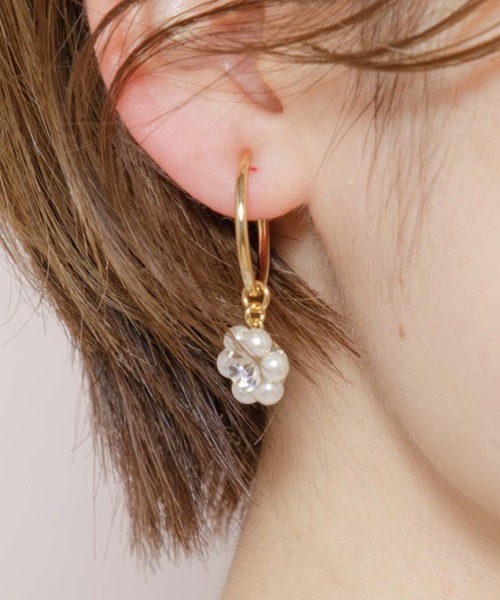 flower(フラワー)の「パールフラワーイヤリング(イヤリング・レディース・ゴールド・FREE)」の1枚目の写真