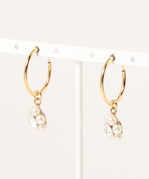 flower(フラワー)の「パールフラワーイヤリング(イヤリング・レディース・ゴールド・FREE)」の3枚目の写真