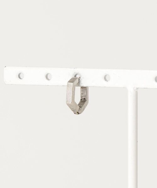 ALLSAINTS(オールセインツ)の「HEX STERLING SILVER HOOP | HEX スターリング シルバー フープ・ピアス(ピアス(片耳用)・メンズ・シルバー・ONE SIZE)」の2枚目の写真