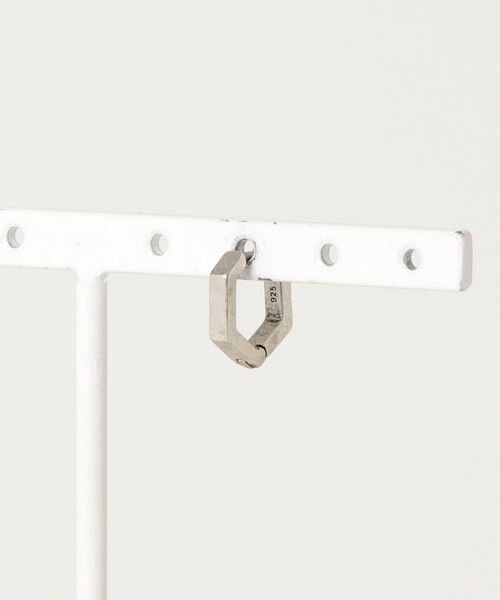 ALLSAINTS(オールセインツ)の「HEX STERLING SILVER HOOP | HEX スターリング シルバー フープ・ピアス(ピアス(片耳用)・メンズ・シルバー・ONE SIZE)」の6枚目の写真