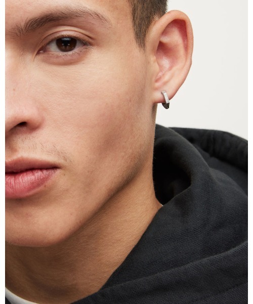 ALLSAINTS(オールセインツ)の「HEX STERLING SILVER HOOP | HEX スターリング シルバー フープ・ピアス(ピアス(片耳用)・メンズ・シルバー・ONE SIZE)」の9枚目の写真