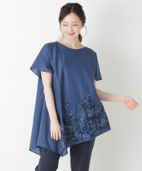 smart pink（スマートピンク）の「◆【手洗い可】フラワー刺しゅうイレギュラーヘムブラウス（シャツ/ブラウス・レディース・ブルー/アイボリー・88）」の2枚目の写真