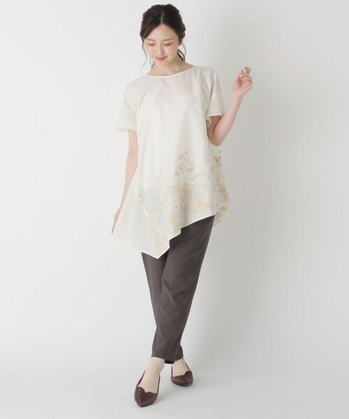 smart pink（スマートピンク）の「◆【手洗い可】フラワー刺しゅうイレギュラーヘムブラウス（シャツ/ブラウス・レディース・ブルー/アイボリー・88）」の11枚目の写真