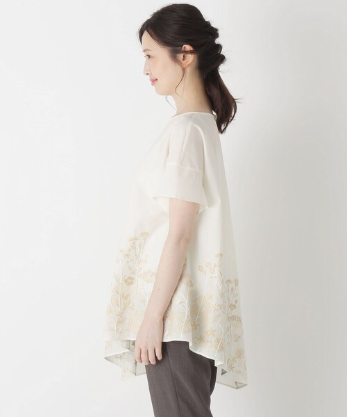 smart pink（スマートピンク）の「◆【手洗い可】フラワー刺しゅうイレギュラーヘムブラウス（シャツ/ブラウス・レディース・ブルー/アイボリー・88）」の7枚目の写真