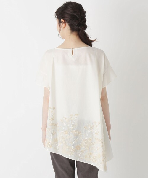 smart pink（スマートピンク）の「◆【手洗い可】フラワー刺しゅうイレギュラーヘムブラウス（シャツ/ブラウス・レディース・ブルー/アイボリー・88）」の5枚目の写真