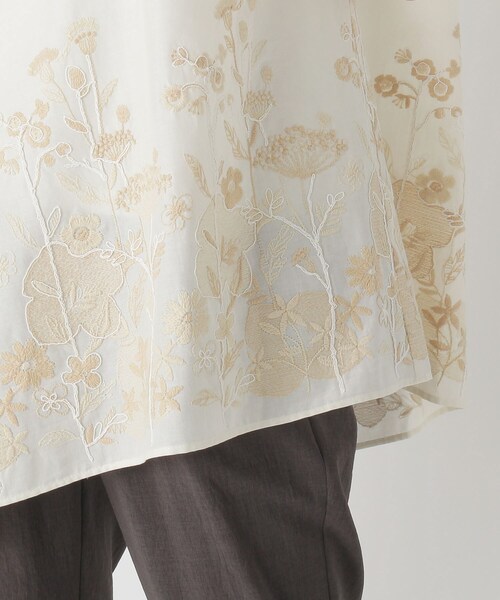 smart pink（スマートピンク）の「◆【手洗い可】フラワー刺しゅうイレギュラーヘムブラウス（シャツ/ブラウス・レディース・ブルー/アイボリー・88）」の6枚目の写真