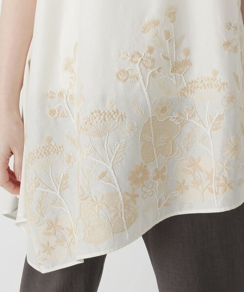 smart pink（スマートピンク）の「◆【手洗い可】フラワー刺しゅうイレギュラーヘムブラウス（シャツ/ブラウス・レディース・ブルー/アイボリー・88）」の4枚目の写真