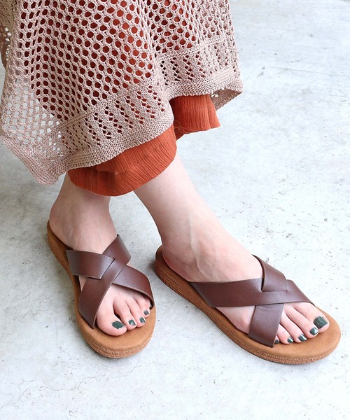 AAA+（サンエープラス）の「[軽量・滑りにくい]クロスフラットコンフォートサンダル（サンダル・レディース・ブラック/ダークブラウン/ベージュ・S/M/L/LL）」の2枚目の写真