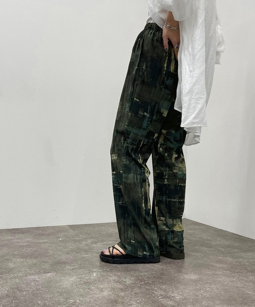apres jour mignon（アプレジュールミニョン）の「ペイント柄イージーパンツ【ZOZOTOWN限定アイテム】（その他パンツ・レディース・ブルー系その他/パープル系その他/グリーン系その他・MEDIUM/SMALL/X-LARGE）」の12枚目の写真
