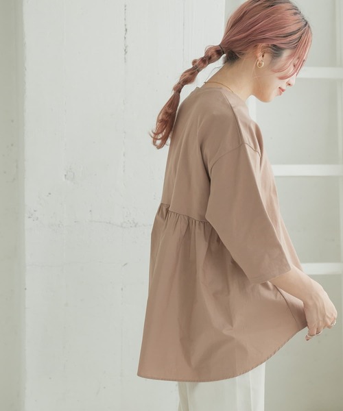 ITEMS URBANRESEARCH(アイテムズ アーバンリサーチ)の「バックギャザーTシャツ(Tシャツ/カットソー・レディース・ブラック/オフホワイト/グレー系その他/チャコールグレー/キャメル・FREE)」の1枚目の写真