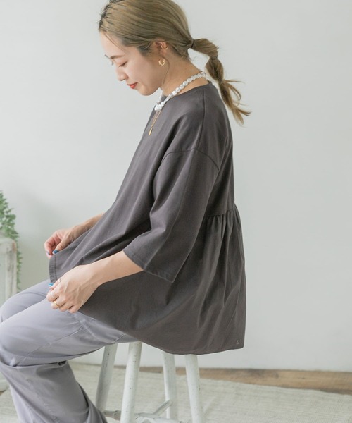 ITEMS URBANRESEARCH(アイテムズ アーバンリサーチ)の「バックギャザーTシャツ(Tシャツ/カットソー・レディース・ブラック/オフホワイト/グレー系その他/チャコールグレー/キャメル・FREE)」の4枚目の写真