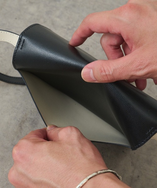 Lui's（ルイス）の「スプリットレザー フラップミニショルダーバッグ（ショルダーバッグ・メンズ・ブラック/グレイッシュベージュ/ホワイト/グリーン/グレー/ブラウン・FREE）」の21枚目の写真