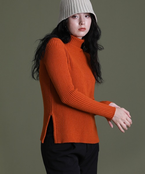 select MOCA(セレクトモカ)の「サイドスリットタートルニット(ニット/セーター・レディース・オレンジ/ブルー/チャコール・FREE)」の3枚目の写真