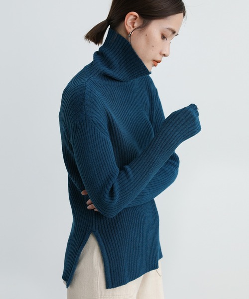 select MOCA(セレクトモカ)の「サイドスリットタートルニット(ニット/セーター・レディース・オレンジ/ブルー/チャコール・FREE)」の2枚目の写真