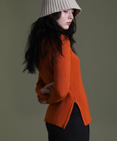 select MOCA(セレクトモカ)の「サイドスリットタートルニット(ニット/セーター・レディース・オレンジ/ブルー/チャコール・FREE)」の9枚目の写真