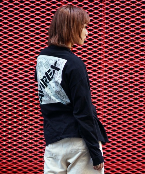AVIREX(アヴィレックス)の「【直営店限定】バンダナプリント ボックス ロゴ 長袖 Tシャツ / BANDANA PRINT BOX LOGO LS T-SHIRT/アヴィレックス/AVIREX(Tシャツ/カットソー・レディース・ブラック/ブラック系その他/レッド/クリアレッド・MEDIUM/LARGE/X-LARGE/XX-LARGE)」の3枚目の写真
