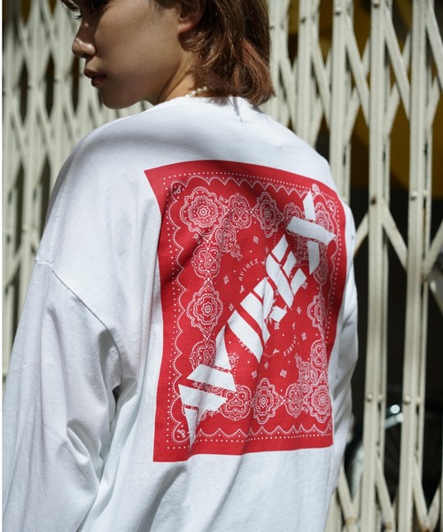 AVIREX(アヴィレックス)の「【直営店限定】バンダナプリント ボックス ロゴ 長袖 Tシャツ / BANDANA PRINT BOX LOGO LS T-SHIRT/アヴィレックス/AVIREX(Tシャツ/カットソー・レディース・ブラック/ブラック系その他/レッド/クリアレッド・MEDIUM/LARGE/X-LARGE/XX-LARGE)」の4枚目の写真
