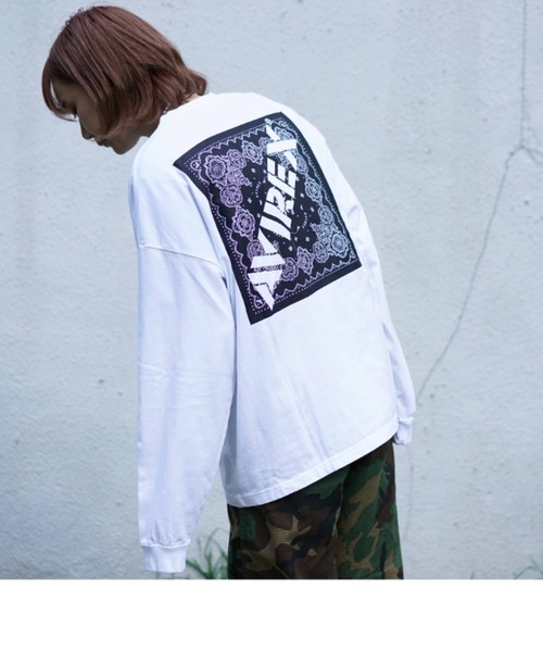AVIREX(アヴィレックス)の「【直営店限定】バンダナプリント ボックス ロゴ 長袖 Tシャツ / BANDANA PRINT BOX LOGO LS T-SHIRT/アヴィレックス/AVIREX(Tシャツ/カットソー・レディース・ブラック/ブラック系その他/レッド/クリアレッド・MEDIUM/LARGE/X-LARGE/XX-LARGE)」の2枚目の写真