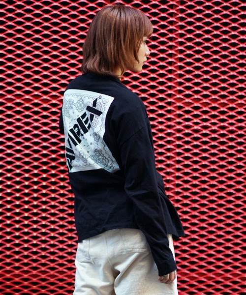 AVIREX(アヴィレックス)の「【直営店限定】バンダナプリント ボックス ロゴ 長袖 Tシャツ / BANDANA PRINT BOX LOGO LS T-SHIRT/アヴィレックス/AVIREX(Tシャツ/カットソー・レディース・ブラック/ブラック系その他/レッド/クリアレッド・MEDIUM/LARGE/X-LARGE/XX-LARGE)」の8枚目の写真