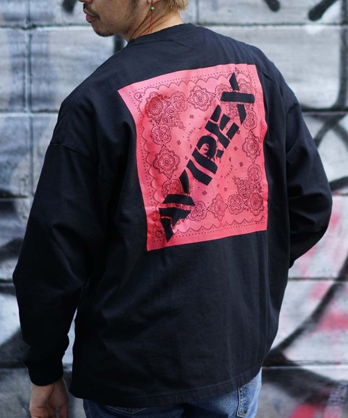 AVIREX(アヴィレックス)の「【直営店限定】バンダナプリント ボックス ロゴ 長袖 Tシャツ / BANDANA PRINT BOX LOGO LS T-SHIRT/アヴィレックス/AVIREX(Tシャツ/カットソー・レディース・ブラック/ブラック系その他/レッド/クリアレッド・MEDIUM/LARGE/X-LARGE/XX-LARGE)」の7枚目の写真