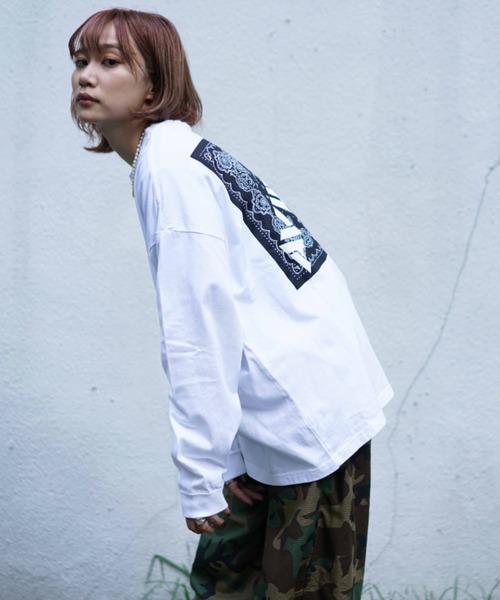 AVIREX(アヴィレックス)の「【直営店限定】バンダナプリント ボックス ロゴ 長袖 Tシャツ / BANDANA PRINT BOX LOGO LS T-SHIRT/アヴィレックス/AVIREX(Tシャツ/カットソー・レディース・ブラック/ブラック系その他/レッド/クリアレッド・MEDIUM/LARGE/X-LARGE/XX-LARGE)」の14枚目の写真