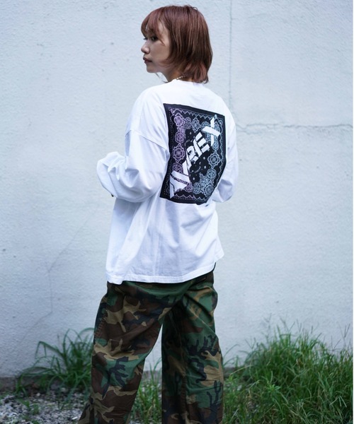AVIREX(アヴィレックス)の「【直営店限定】バンダナプリント ボックス ロゴ 長袖 Tシャツ / BANDANA PRINT BOX LOGO LS T-SHIRT/アヴィレックス/AVIREX(Tシャツ/カットソー・レディース・ブラック/ブラック系その他/レッド/クリアレッド・MEDIUM/LARGE/X-LARGE/XX-LARGE)」の5枚目の写真