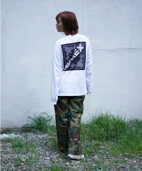 AVIREX(アヴィレックス)の「【直営店限定】バンダナプリント ボックス ロゴ 長袖 Tシャツ / BANDANA PRINT BOX LOGO LS T-SHIRT/アヴィレックス/AVIREX(Tシャツ/カットソー・レディース・ブラック/ブラック系その他/レッド/クリアレッド・MEDIUM/LARGE/X-LARGE/XX-LARGE)」の21枚目の写真